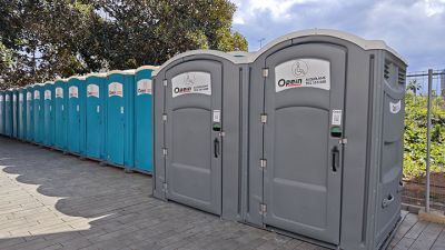 Opein | Alquiler y venta de baños portátiles PMR (para personas con movilidad reducida) en Canarias, Madrid y Marruecos con la mejor calidad precio.