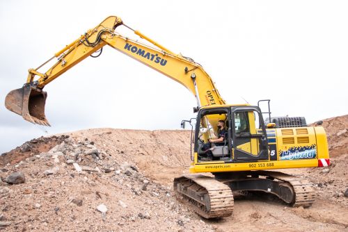 Productividad demostrada en la excavadora híbrida de Komatsu 215 LC-3