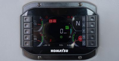 Opein | Alquiler y venta de retrocargadora Komatsu 10m3 C-M STV en Canarias, Madrid y Marruecos.