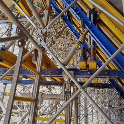 Opein | Alquiler, venta y montaje de encofrado de vigas de madera Doka en Canarias, Madrid y Marruecos.